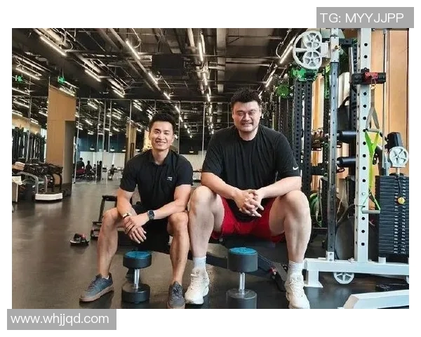 姚明左右晃动展现篮球技巧与灵活性引发球迷热议